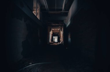 Ukrayna 'da harap olmuş bir okulda.