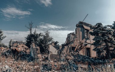 Ukrayna 'daki savaş sırasında şehirdeki evleri yakıp yıktılar.