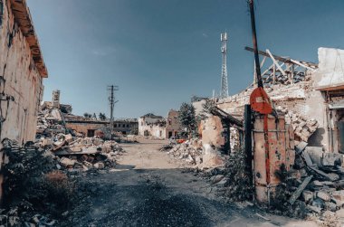 Ukrayna 'daki savaş sırasında şehirdeki evleri yakıp yıktılar.