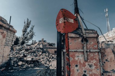 Ukrayna 'daki savaş sırasında şehirdeki evleri yakıp yıktılar.