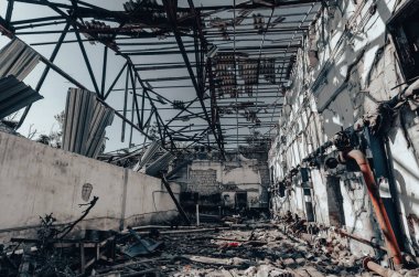 Ukrayna 'daki savaş sırasında şehirdeki evleri yakıp yıktılar.