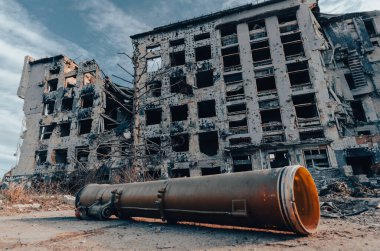 Rusya ile Ukrayna 'da yaşanan yıkık dökük bir ev savaşının arka planına karşı el bombası atar.