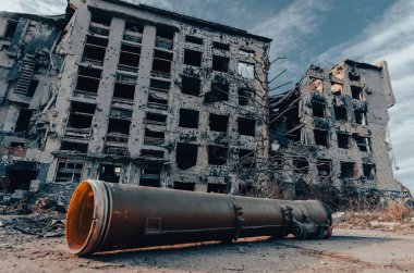 Rusya ile Ukrayna 'da yaşanan yıkık dökük bir ev savaşının arka planına karşı el bombası atar.