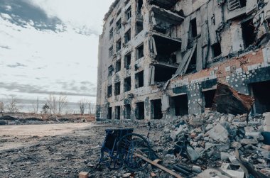 Ukrayna 'daki savaş sırasında şehirdeki evleri yakıp yıktılar.