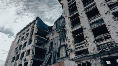 Ukrayna 'daki savaş sırasında şehirdeki evleri yakıp yıktılar.