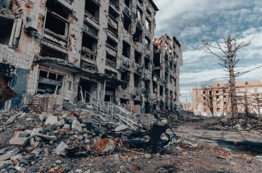 Ukrayna 'daki savaş sırasında şehirdeki evleri yakıp yıktılar.