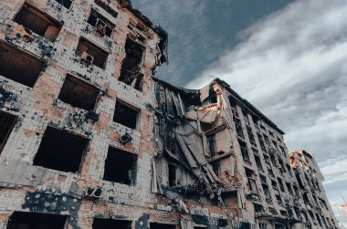 Ukrayna 'daki savaş sırasında şehirdeki evleri yakıp yıktılar.