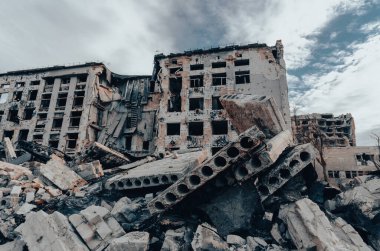 Ukrayna 'daki savaş sırasında şehirdeki evleri yakıp yıktılar.