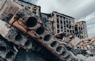 Ukrayna 'daki savaş sırasında şehirdeki evleri yakıp yıktılar.