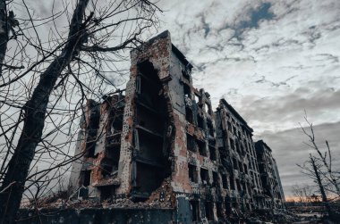 Ukrayna 'daki savaş sırasında şehirdeki evleri yakıp yıktılar.