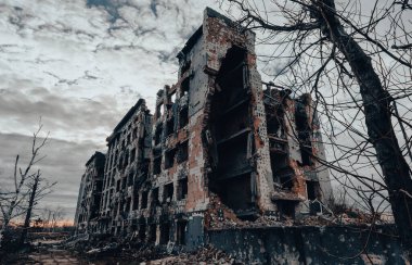 Ukrayna 'daki savaş sırasında şehirdeki evleri yakıp yıktılar.