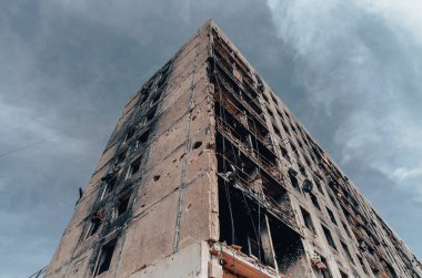 Ukrayna 'daki savaş sırasında şehirdeki evleri yakıp yıktılar.