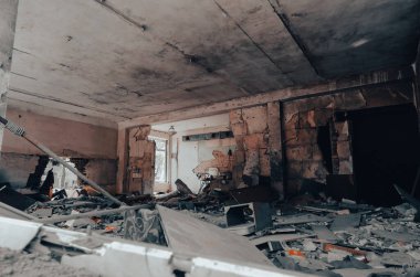 Ukrayna 'daki savaş sırasında şehirdeki okulları yakıp yıktı.