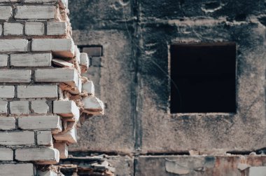 Ukrayna 'da yanmış ve yıkılmış bir ev savaşının penceresi