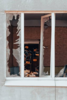 Ukrayna 'daki savaş sırasında şehirdeki okulları yakıp yıktı.