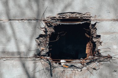 Rusya ile Ukrayna 'da yaşanan bir bombadan dolayı evin duvarında bir delik açıldı.