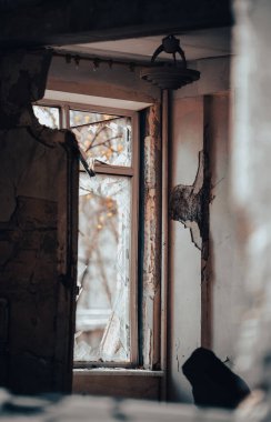 Ukrayna 'daki savaş sırasında şehirdeki okulları yakıp yıktı.