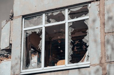 Ukrayna 'daki savaş sırasında şehirdeki okulları yakıp yıktı.