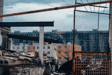 Ukrayna 'daki savaş sırasında şehirdeki evleri yakıp yıktılar.