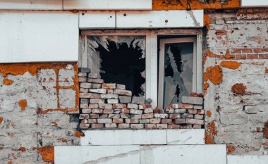 Ukrayna 'daki hasarlı bir ev savaşının boş pencereleri