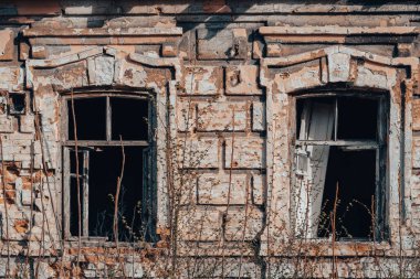 Ukrayna 'daki hasarlı bir ev savaşının boş pencereleri