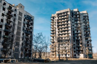 Ukrayna 'daki savaş sırasında şehirdeki evleri yakıp yıktılar.