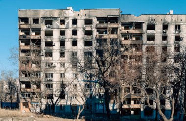 Ukrayna 'daki savaş sırasında şehirdeki evleri yakıp yıktılar.