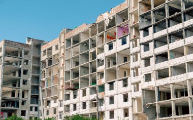 Ukrayna 'daki savaş sırasında şehirdeki evleri yakıp yıktılar.