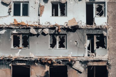 Ukrayna 'daki savaş sırasında şehirdeki evleri yakıp yıktılar.