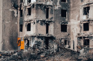 Ukrayna 'daki savaş sırasında şehirdeki evleri yakıp yıktılar.