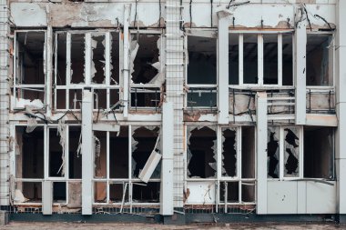 Ukrayna 'daki savaş sırasında şehirdeki evleri yakıp yıktılar.