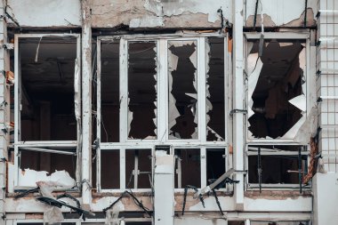 Ukrayna 'daki savaş sırasında şehirdeki evleri yakıp yıktılar.