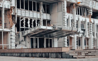 Ukrayna 'daki savaş sırasında şehirdeki evleri yakıp yıktılar.