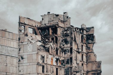 Ukrayna 'daki savaş sırasında şehirdeki evleri yakıp yıktılar.