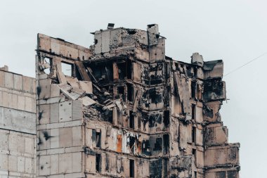 Ukrayna 'daki savaş sırasında şehirdeki evleri yakıp yıktılar.