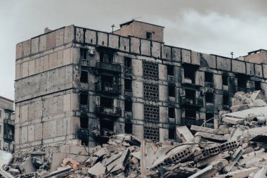 Ukrayna 'daki savaş sırasında şehirdeki evleri yakıp yıktılar.