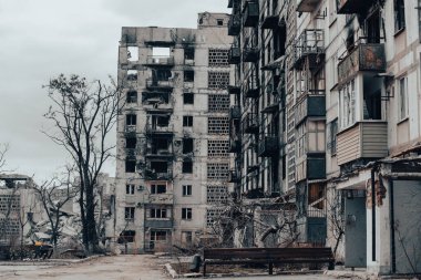 Ukrayna 'daki savaş sırasında şehirdeki evleri yakıp yıktılar.