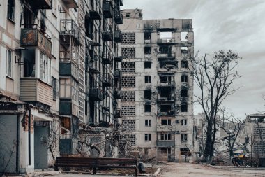 Ukrayna 'daki savaş sırasında şehirdeki evleri yakıp yıktılar.