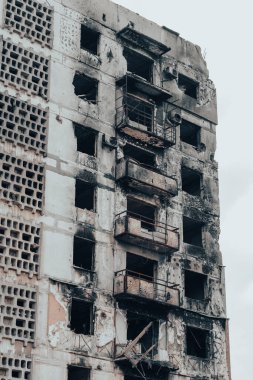 Ukrayna 'daki savaş sırasında şehirdeki evleri yakıp yıktılar.