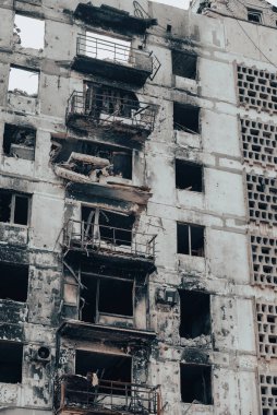 Ukrayna 'daki savaş sırasında şehirdeki evleri yakıp yıktılar.