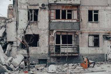 Ukrayna 'daki savaş sırasında şehirdeki evleri yakıp yıktılar.