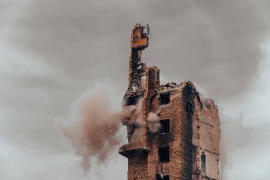 Rusya ile Ukrayna 'da bir yerleşim yeri savaşında çarpışan ve patlayan askeri füze.