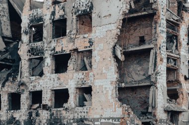 Ukrayna 'daki savaş sırasında şehirdeki evleri yakıp yıktılar.