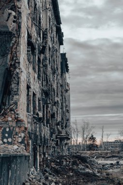 Ukrayna 'daki savaş sırasında şehirdeki evleri yakıp yıktılar.