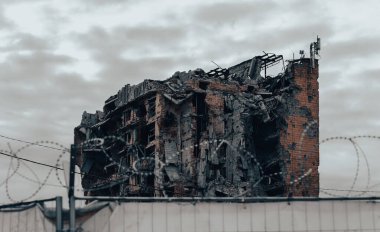 Ukrayna 'daki savaş sırasında şehirdeki evleri yakıp yıktılar.