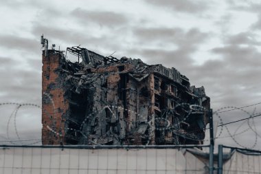 Ukrayna 'daki savaş sırasında şehirdeki evleri yakıp yıktılar.