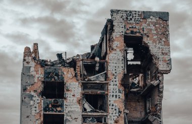 Ukrayna 'daki savaş sırasında şehirdeki evleri yakıp yıktılar.