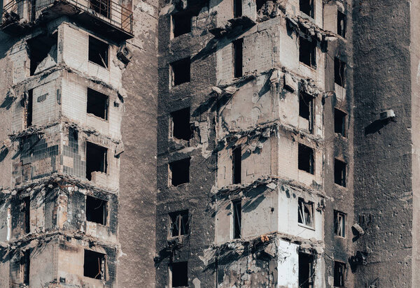 разрушенные и сожженные дома в городе во время войны на Украине