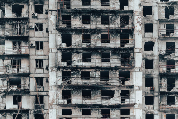 разрушенные и сожженные дома в городе во время войны на Украине