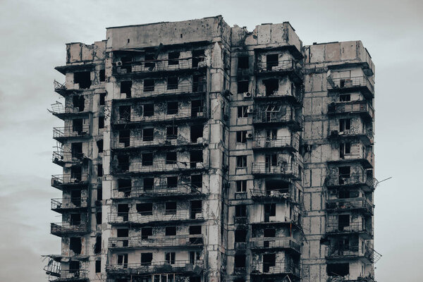 разрушенные и сожженные дома в городе во время войны на Украине